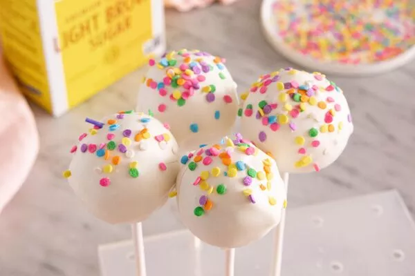 Brown Sugar Vanilla Cake Pops | Domino® Sugar