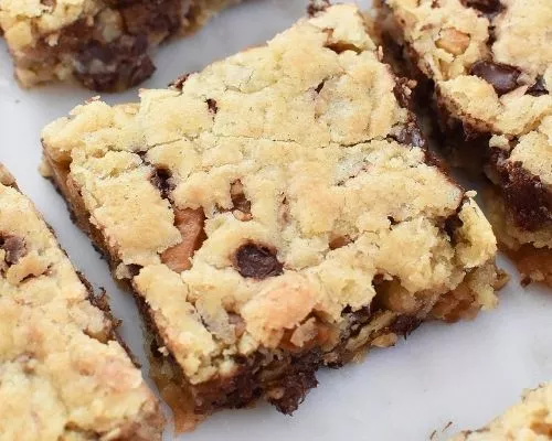 Domino® Sugar blondie brownies with walnuts & chocolate chips